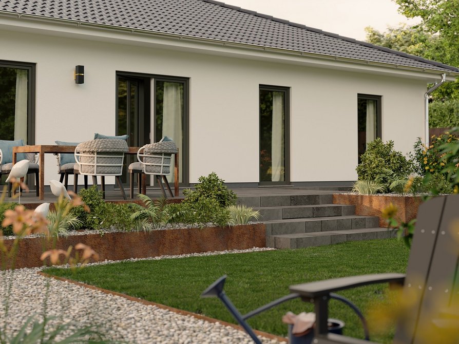 Moderne Terrasse des Bungalow 110 von Town & Country Haus mit Sitzgruppe, bodentiefen Fenstern und gepflegter Gartenanlage